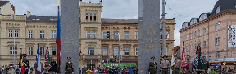 Vzpomínkovým aktem u&nbsp;památníku Díky, Ameriko! včera skončily Slavnosti svobody 2024