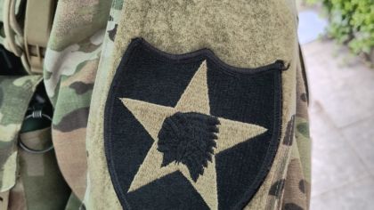 ČTK: Odznak 2.&nbsp;americké divize s&nbsp;indiánem nosí dodnes jako poctu USA tisíce Čechů