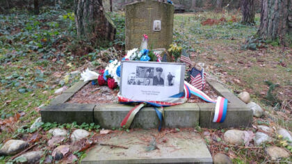 Dnes si připomínáme 100.&nbsp;výročí narození nadporučíka Virgila Paula Kirkhama, posledního amerického letce, který padl za války v&nbsp;Evropě