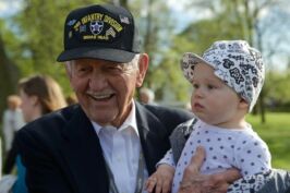 Před 100 lety se narodil příslušník slavné 2.&nbsp;pěší divize, hrdina, který se podílel na osvobození města Plzně a&nbsp;západních Čech, čestný občan města Rokycany, Glynn G. Raby Jr.