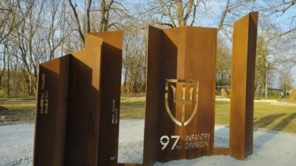 Práce na vybudování památníku 97.&nbsp;pěší divizi úspěšně pokračují