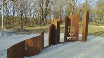 Práce na vybudování památníku 97.&nbsp;pěší divizi úspěšně pokračují