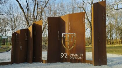 Práce na vybudování památníku 97.&nbsp;pěší divizi úspěšně pokračují