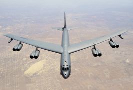 Boeing B-52 Stratofortress ve formaci s&nbsp;dalšími letadly pozdraví v&nbsp;sobotu 19.&nbsp;září v&nbsp;cca 13:10 i&nbsp;v&nbsp;Plzni nad pomníkem Díky, Ameriko!