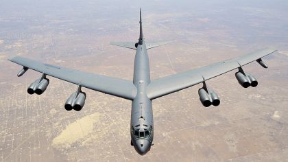 Boeing B-52 Stratofortress ve formaci s&nbsp;dalšími letadly pozdraví v&nbsp;sobotu 19.&nbsp;září v&nbsp;cca 13:10 i&nbsp;v&nbsp;Plzni nad pomníkem Díky, Ameriko!