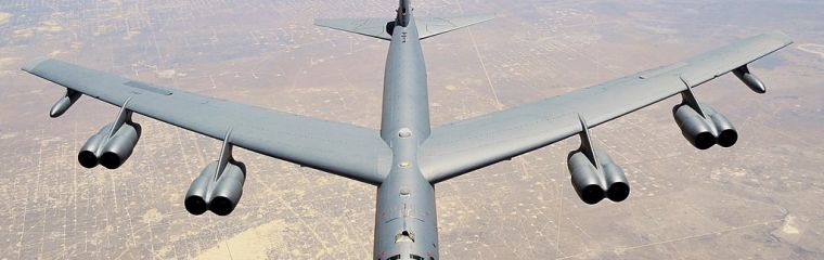 Boeing B-52 Stratofortress ve formaci s&nbsp;dalšími letadly pozdraví v&nbsp;sobotu 19.&nbsp;září v&nbsp;cca 13:10 i&nbsp;v&nbsp;Plzni nad pomníkem Díky, Ameriko!