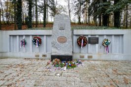 Město Plzeň si dnes připomnělo Den válečných veteránů položením květin v&nbsp;parku na Homolce