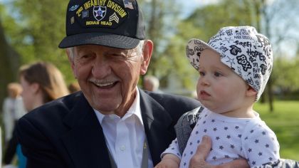 Glynn Raby, příslušník slavné 2.&nbsp;pěší divize a&nbsp;hrdina, osvoboditel Plzně a&nbsp;západních Čech oslavil 96.&nbsp;narozeniny